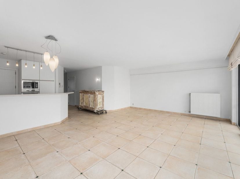 Appartement non meublé à louer à lannée au centre de Coxyde Spacieux et confortable, cet appartement est idéalement situé au cur de Coxyde, à quelques