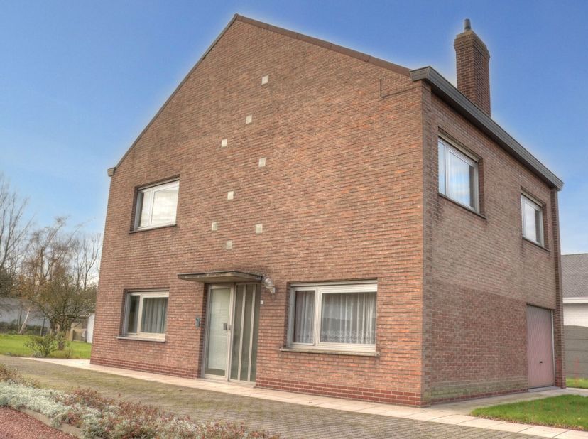 Deze open bebouwing ligt op een gunstige locatie, vlakbij scholen, openbaar vervoer en winkels.<br />
Op het gelijkvloers vind je de inkomhal, twee sl