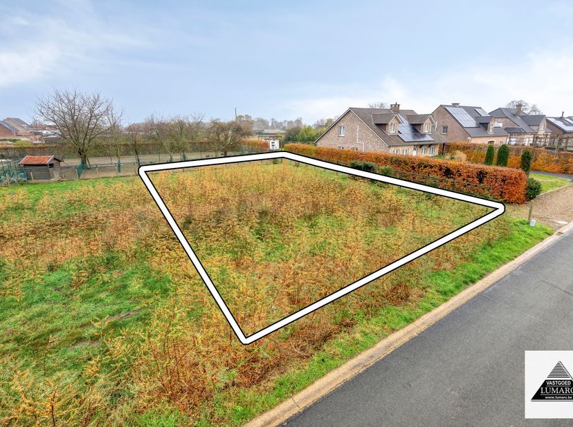 In een mooie woonstraat gelegen, aan de rand van centrum Dilsen, op wandelafstand van scholen en Stadhuis, Stadspark en winkels.<br />
De grond is bes