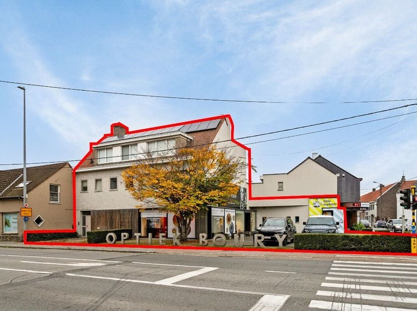 Immeuble commercial de 260m2 avec appartement de 180m2 à vendre à Desselgem. Avec une grande visibilité sur les lumières. Rendement de 5,7% sur 12 moi