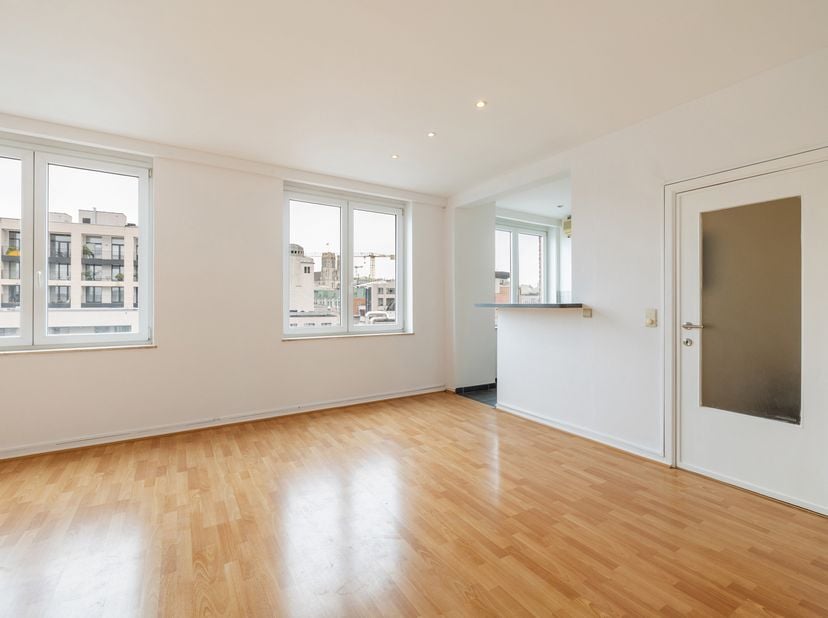 In het prestigieuze Monnaie Building, aan de Wolvengracht, stelt So Estates u deze lichtrijke studio op de 8e verdieping met lift ontdekken. Het pand