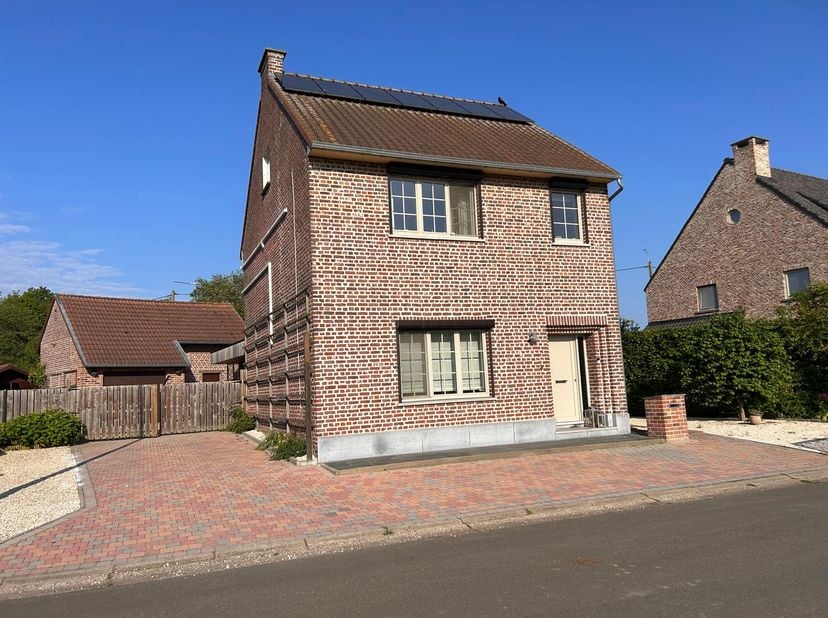 Charmante gezinswoning met grote tuin, zonnepanelen en ruime garage in het landelijke Nieuwerkerken<br />
Op zoek naar rust, ruimte en potentieel? Dez