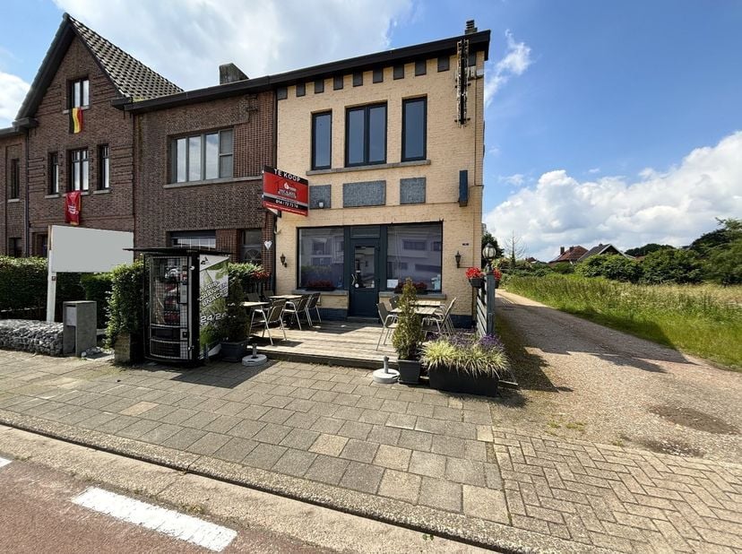 Deze goed draaiende frituur met bovengelegen te renoveren appartement, gelegen op een zeer commerciële ligging aan de Lommelsesteenweg in Leopoldsburg