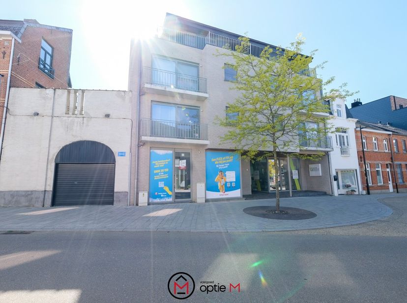 Ben je op zoek naar een instapklaar kantoor te koop in Beringen? Dit kantoor van 105 m² combineert een centrale ligging met hedendaags comfort en ener