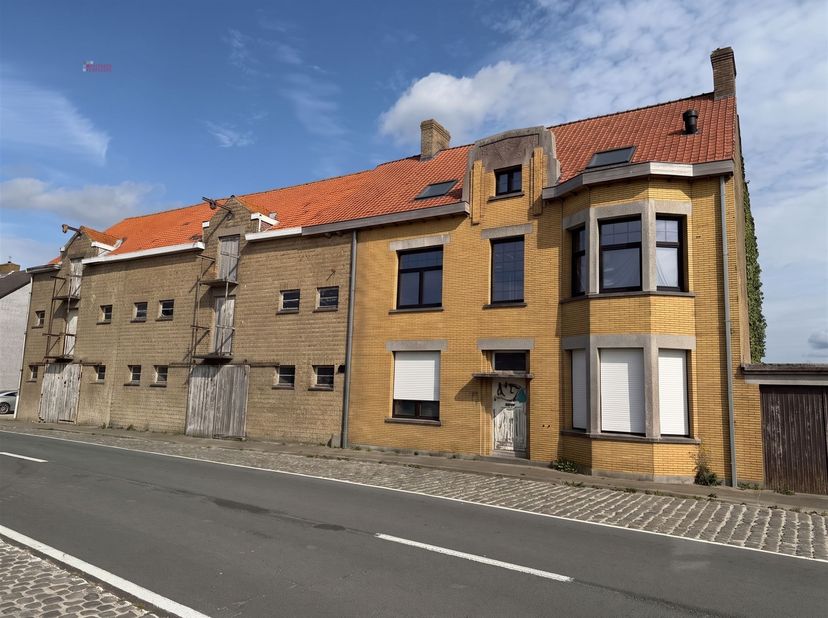 Deze uitzonderlijk ruime halfopen bebouwing met bijhorende loods/loft (337m²) op een totale grondoppervlakte van 4255m² biedt een uniek woon- en inves