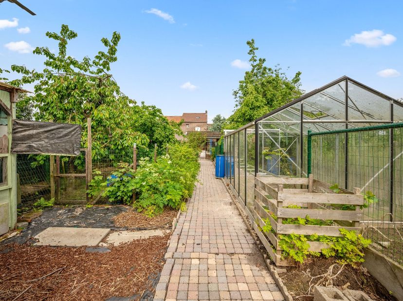 Ruime rijwoning met enorm veel potentieel gelegen in de Kruiskensstraat 36 te Neerwinden (Landen). Deze te renoveren woning beschikt over een bewoonba