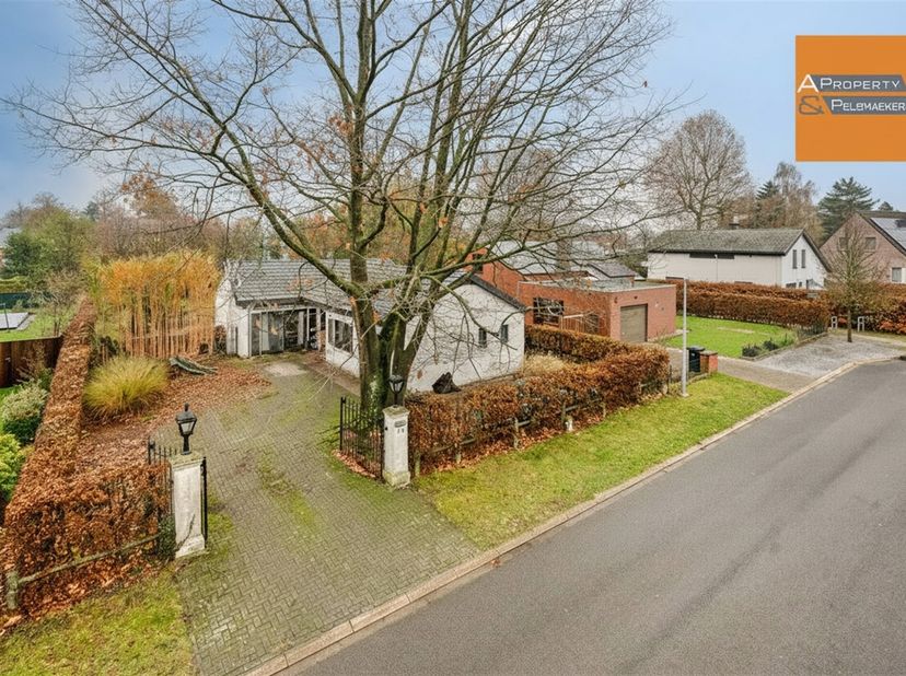 Ce bungalow à rénover, situé dans un endroit calme, offre une excellente opportunité pour ceux qui recherchent une maison avec beaucoup de potentiel.