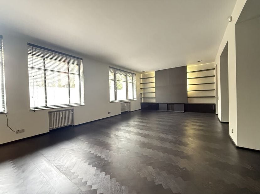Ixelles, sur la prestigieuse Avenue Louise, à proximité des commerces et des transports en communs, dans un immeuble calme, au 3ème étage, très bel ap