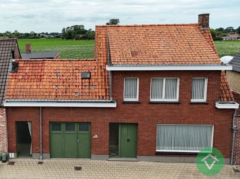 Deze woning is gelegen op een grondoppervlakte van 461 m² en bestaat uit: inkomhal - living - keuken - kelder - garage - berging - wasplaats - badkame