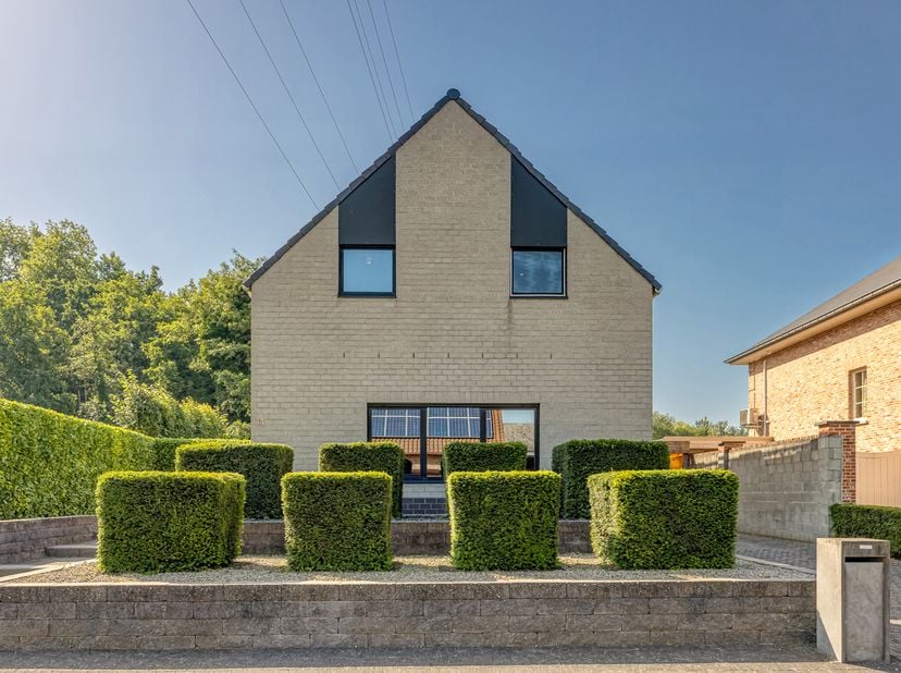 Instapklare woning met 4 slpk en ruim bijgebouw te Mol<br />
EPC: C-label | Ruime kelder| Bijgebouw | Perceelopp. 1131m²<br />
Omschrijving: <br />
We