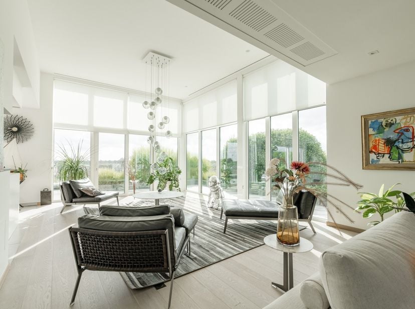 Dit uitzonderlijk ruime en luxueus afgewerkte penthouse combineert een royale woonoppervlakte van maar liefst 234 m² met prachtige terrassen van in to