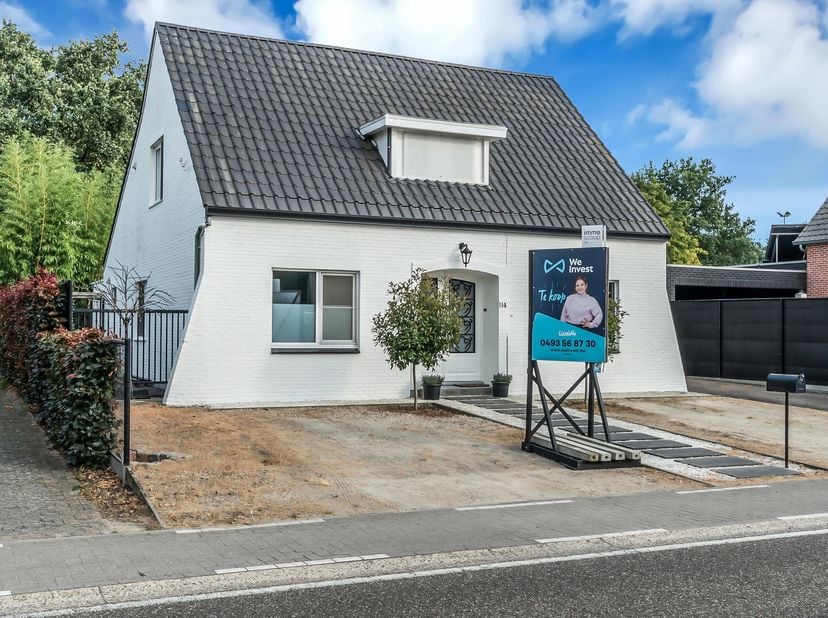 In de Herestraat 114 te Zonhoven vinden we deze ruime en verzorgde woning op een mooi perceel van 651,57 m². Gelegen in het populaire Zonhoven geniet