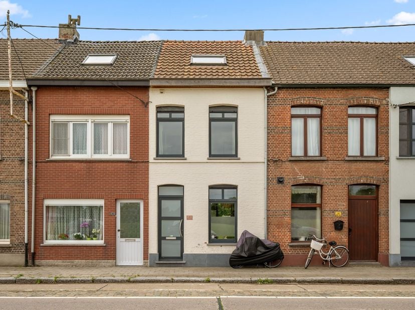 Bent u op zoek naar een stijlvolle, instapklare woning waar hedendaags wooncomfort en een kwalitatieve afwerking hand in hand gaan? Dan is deze volled