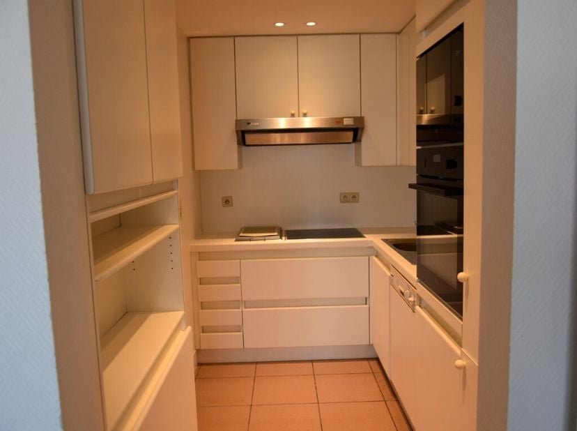 Centraal gelegen  2 slaapkamer appartement met zicht op zee.  Het appartement bevindt zich op de 4de verdieping van een gebouw met een recent vernieuw