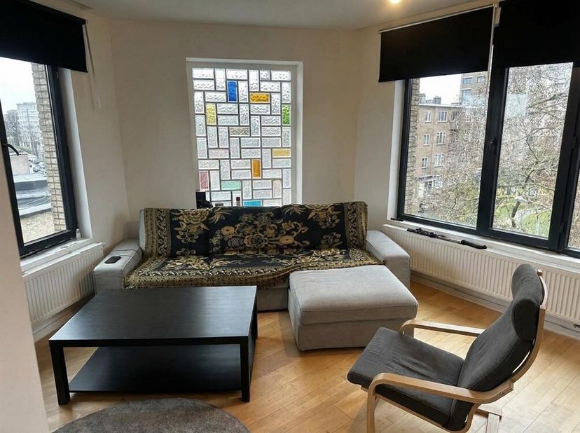 Situé dans la Zandvlietstraat à Anvers, cet appartement rénové sur le toit combine un confort de vie contemporain avec des éléments authentiques qui a
