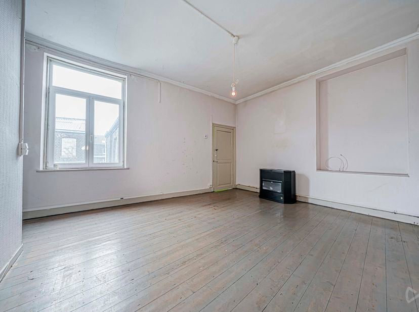 We Invest Huy vous présente cet immeuble de 2 appartements situé dans le centre d'Engis.<br />
Composition :<br />
Appartement 1 (RDC) :<br />
Living,