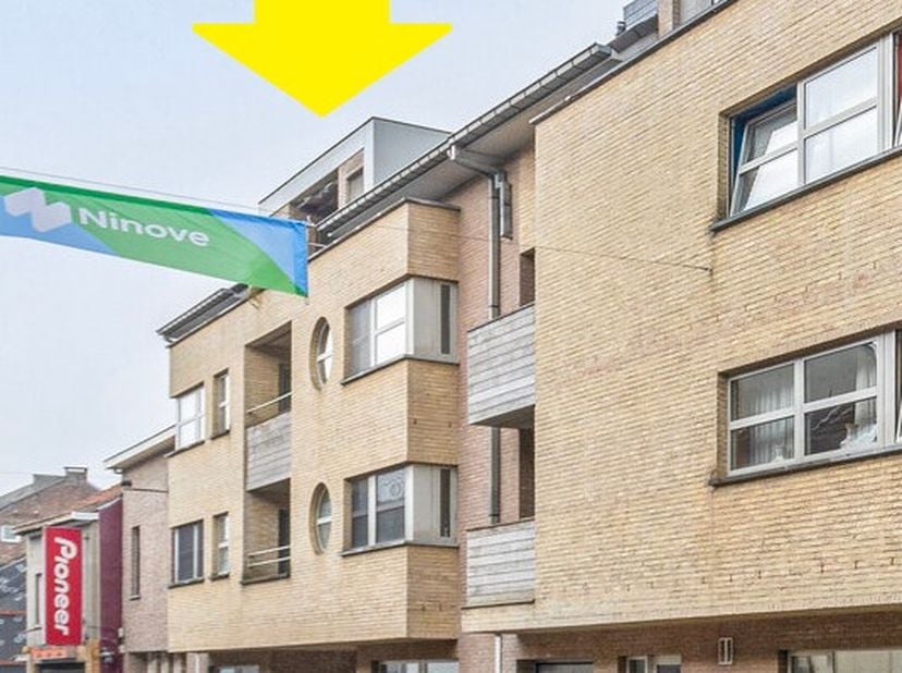 In het centrum, nabij scholen, openbaar vervoer goed gelegen appartement zich bevindende op de derde verdieping met 2 slpks, garage en terras, alsook