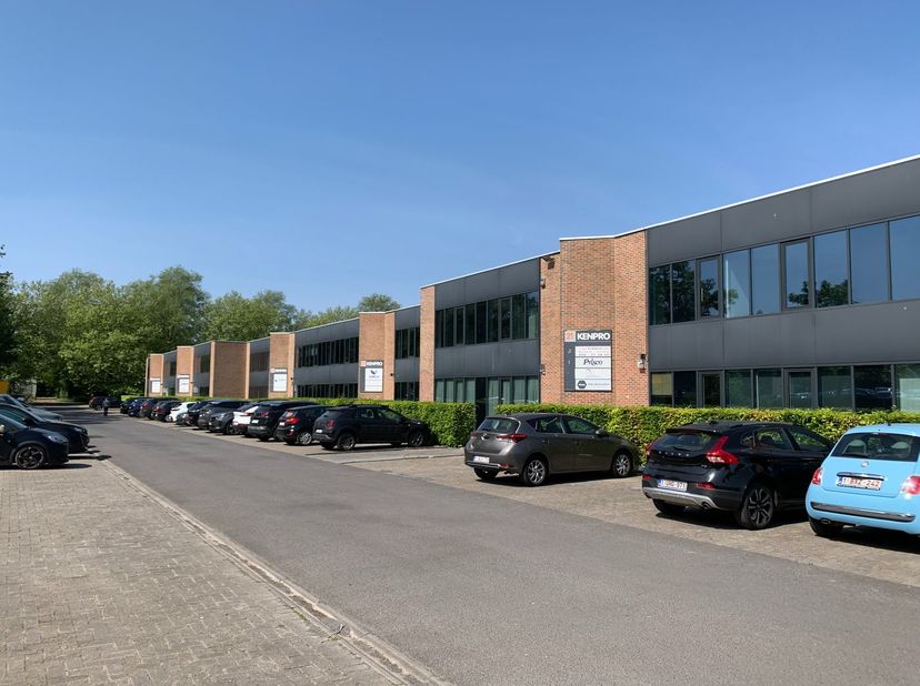 Uitstekend gelegen kantoor van 150 m² met 4 privatieve parkeerplaatsen te huur vlakbij de E17 exit 2 Hoog-Kortrijk (750 m).<br />
De instapklare kanto