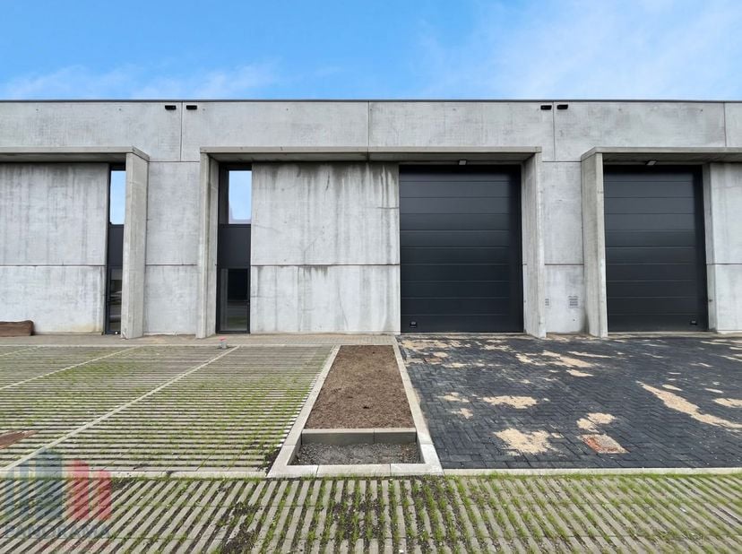 Fantastisch gelegen nieuwbouw KMO-unit, met zeer vlotte bereikbaarheid naar de E40. De opslagruimte heeft een oppervlakte van 222 m² en is uitgerust m