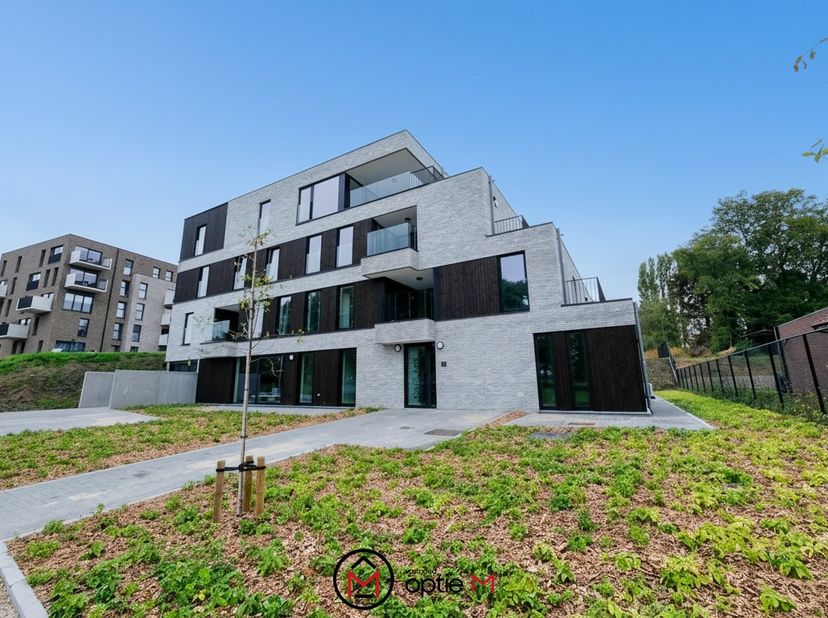 Ben je op zoek naar een comfortabel appartement op een toplocatie? Dit gelijkvloers appartement is gelegen op een perceel vlak bij het ziekenhuis van