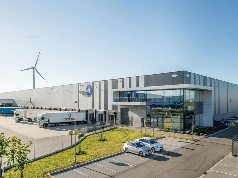 10.000m² logistiek magazijn te huur in build-to-suit distributiecentrum te Gent-Zeehaven<br />
Ligging: R4, Kluizendok-Haven<br />
Specificaties: vrij