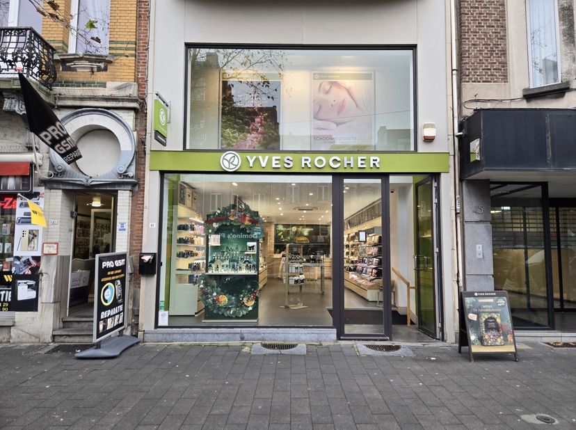 Te huur in het bruisende hart van Mortsel: Statielei 43 biedt een volledig handelshuis met een gelijkvloersoppervlakte van ongeveer 149 m². <br />
<br
