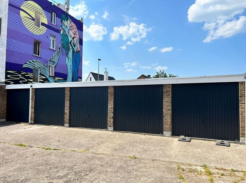 Gesloten garagebox met nieuwe poorten afmetingen: breedte 2.65m - diepte 5.83m<br />
Laatste garage met extra parkeerplaats aan voordelige prijs.<br /