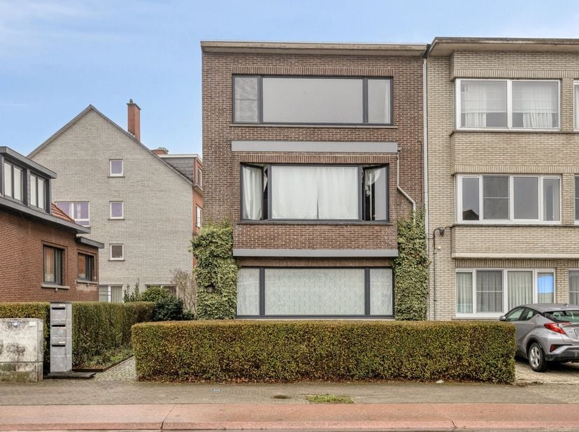 Situé à un emplacement de choix au Pastoor Dergentlaan 43 à Aarschot, cet immeuble de rapport polyvalent offre une combinaison rare de potentiel, de r