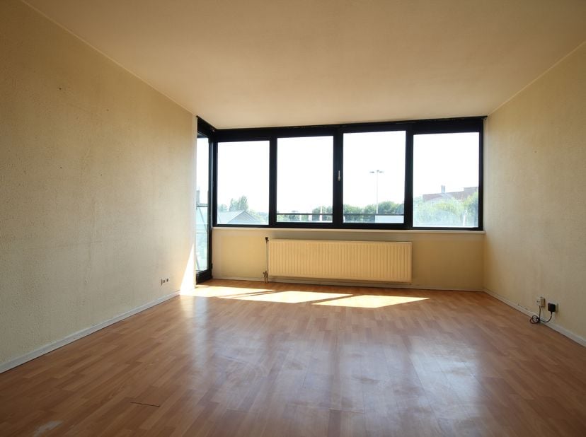 Prachtig appartement in een gerenoveerd gebouw. Indeling: hal, apart toilet, woonkamer, ingerichet keuken, 1 slaapkamer, 1 badkamer met douche, 1 bijk