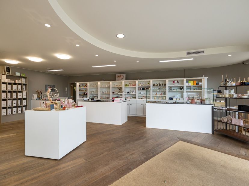 De handelszaak zelf geniet een oppervlakte van 100 m². Daarnaast is er een ruime keuken, 2 toiletten, inpandige garage en een ruime opbergkleder van c