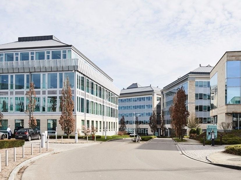 Parc d'affaires multifonctionnel phénoménalement situé avec des bureaux de 186 m² à 2.108 m² à louer à proximité de la sortie 24 du R0 à Eigenbrakel.