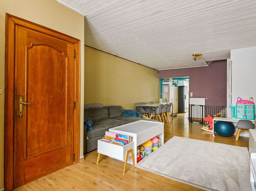 Locatie: Deze woning is gelegen in de Krugerstraat in Hoboken, op een centrale en vlot bereikbare locatie. Op wandelafstand van het centrum met tal va