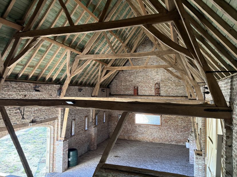Dit unieke landgoed wordt u aangeboden met goedgekeurde plannen van de hand van de gerenommeerde architect Bernard De Clerck en is gelegen in de direc
