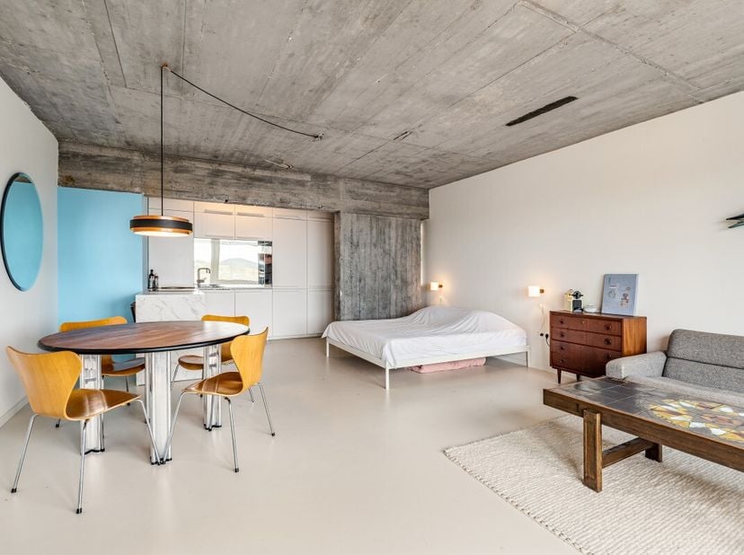 Ruim gerenoveerd appartement op de Zeedijk van Nieuwpoort met zicht op zee en duinen. Dit prachtig gerenoveerde appartement combineert ruimte, comfort