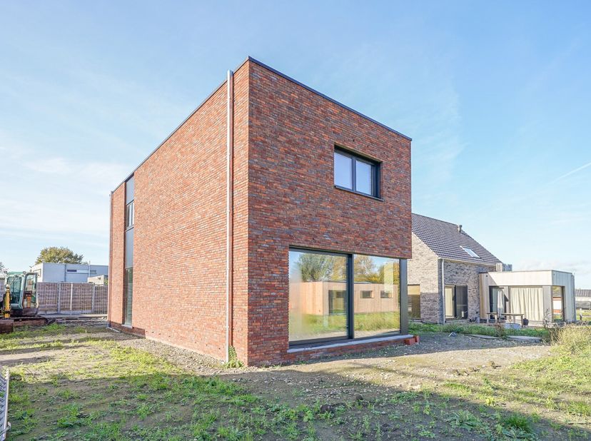 In een rustige, residentiële buurt verrijst deze moderne BEN-woning (E-peil 20) met een bewoonbare oppervlakte van ca. 172 m² op een perceel van 492 m