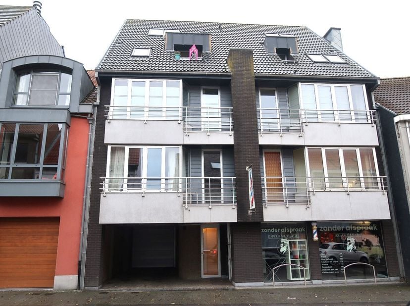 Dit zeer goed onderhouden appartement op het derde verdiep, is gesitueerd in de gezellige winkelstraat in het centrum van Gistel. Het bestaat uit een
