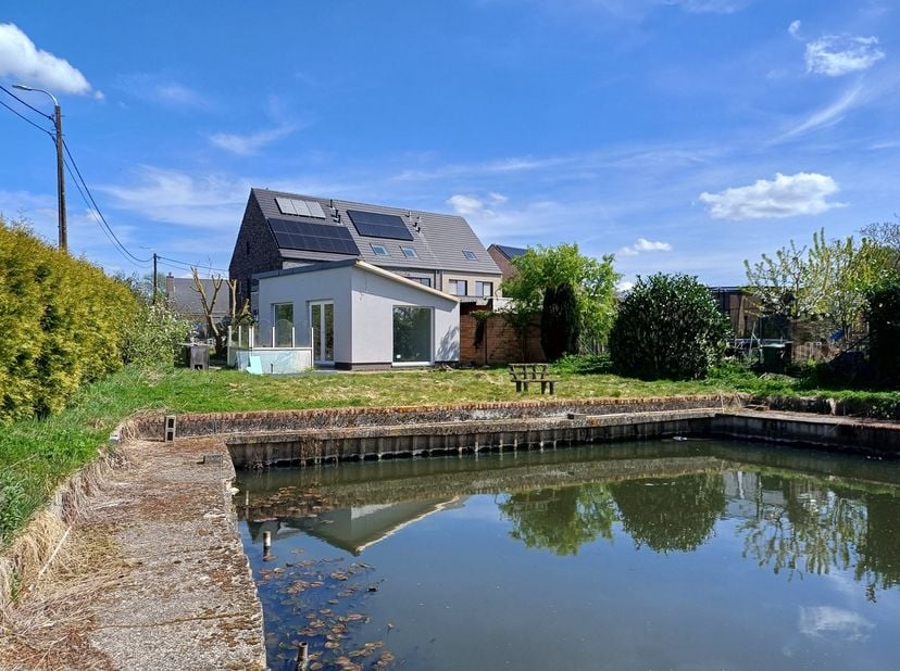 Unieke volledig vernieuwde kantine met visvijver, toplocatie langs fietsenknooppunten, mogelijkheid groot terras.&amp;nbsp; Volledig geïsoleerd dak en gev