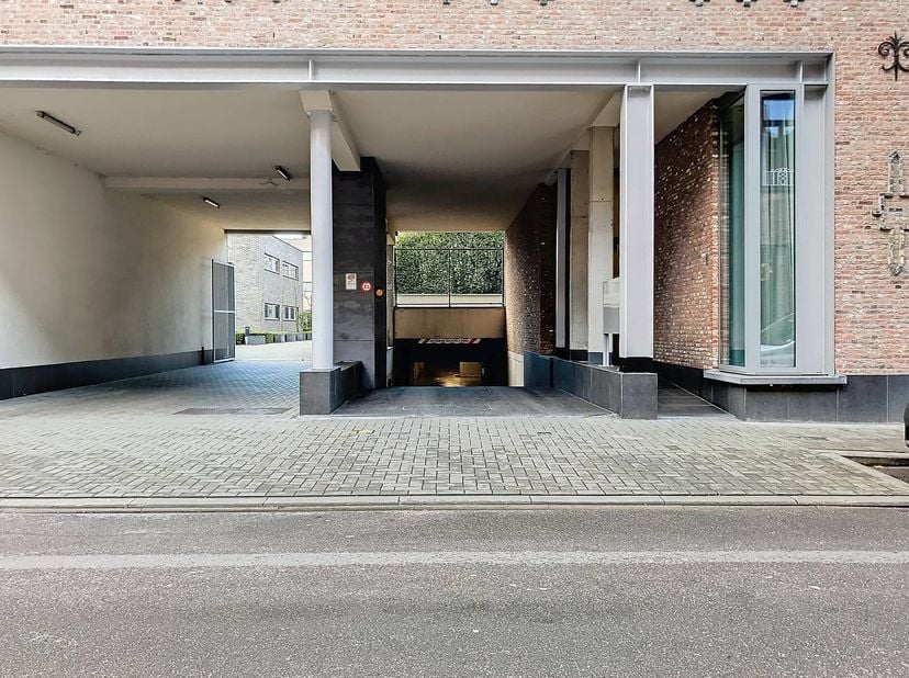 Autostaanplaats te huur dichtbij het centrum en het station in Sint-Niklaas. <br />
Huurprijs 70,00 euro per maand. <br />
Beschikbaar vanaf 01/07/202