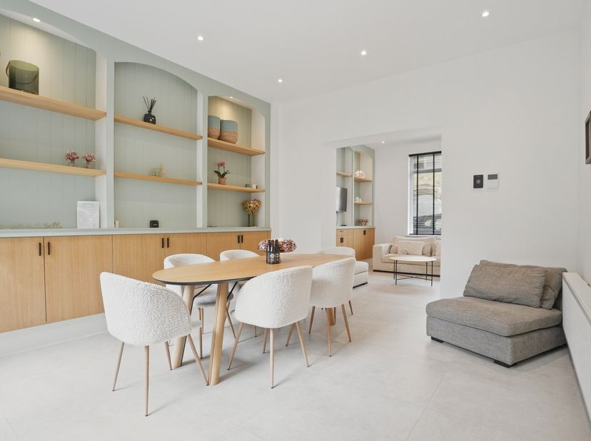 Subliem gerenoveerde herenwoning met 6 slaapkamers inclusief garage in Nieuwpoort-Stad op 135 m².<br />
Bent u op zoek naar een uitzonderlijk ruime ge