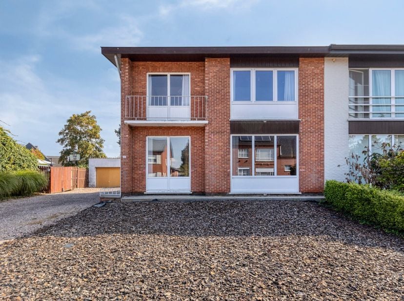 Halfopen woning op een perceel van 10a 69ca te koop in Schoot, Tessenderlo<br />
<br />
In het centrum van Schoot (Tessenderlo) vinden we deze leuke h