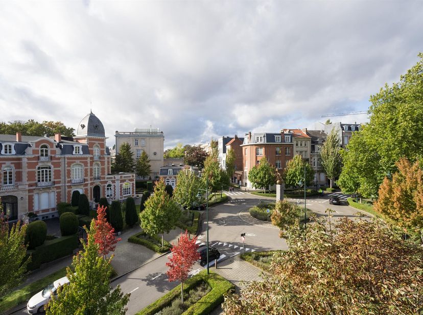 WOLUWE-SAINT-PIERRE, idéalement situé derrière le Collège Saint-Michel, à lisière du Chant d'Oiseau, magnifique PENTHOUSE (3ch/3sdb) de 210m² avec ter