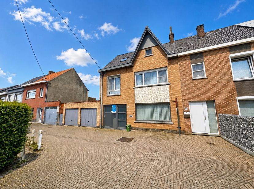 Deze charmante gezinswoning werd enkele jaren geleden volledig gerenoveerd en ligt in een rustig vergeten straatje, pal in het centrum, vlakbij de dor