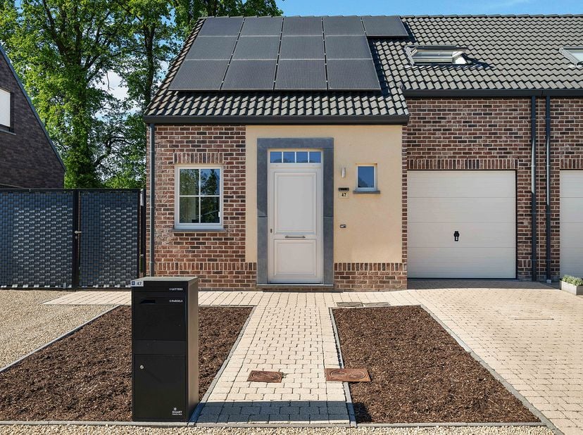 Deze charmante halfopen gezinswoning is gelegen aan het rustige en geliefde Buitenhof in Zonhoven. Met haar uitstekende ligging, praktische indeling e