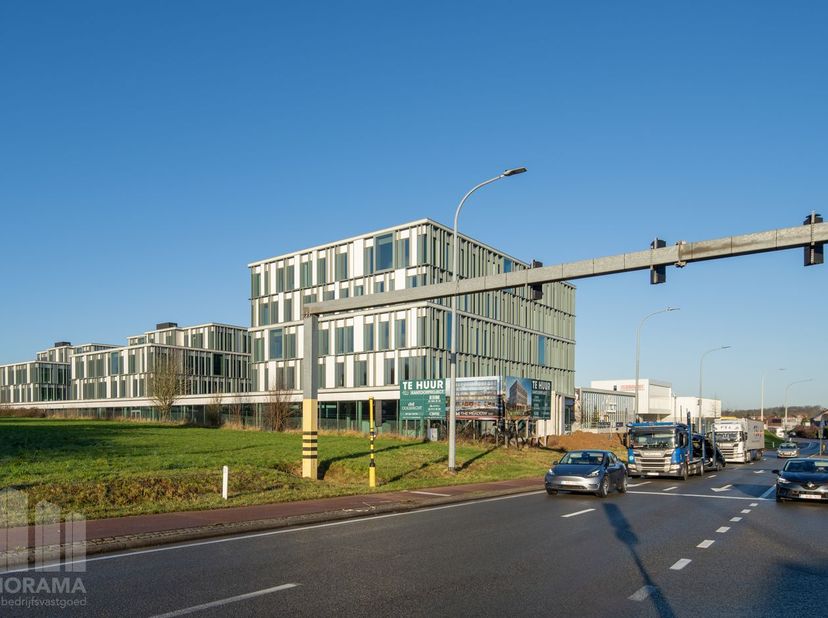 Magnifiquement situés, des bureaux nouvellement construits avec une surface de 611 m² à louer à seulement 250 m ( !!) de la sortie E40 Steenokkerzeel