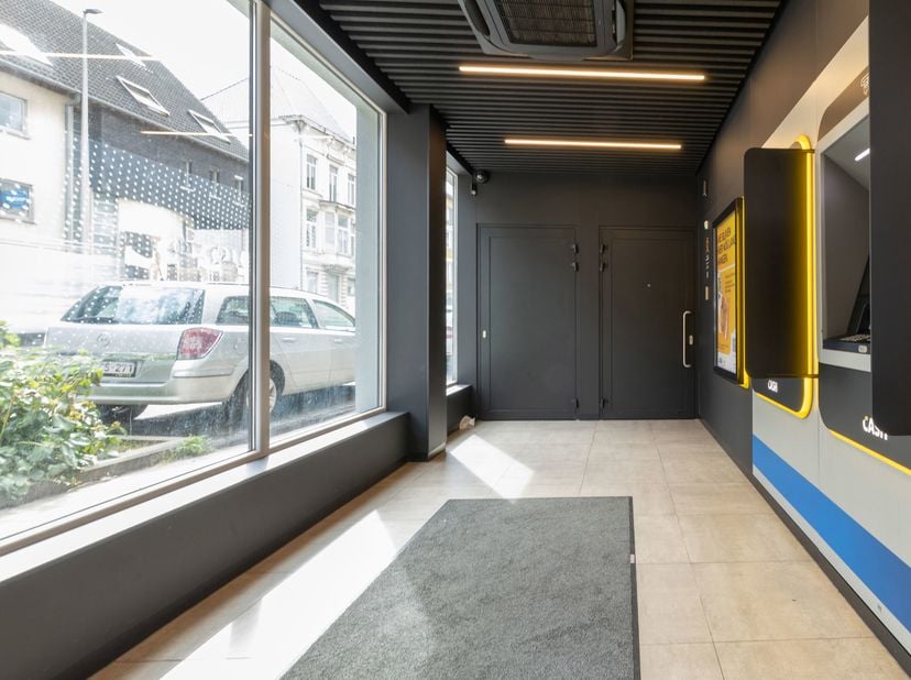 Situation<br />
Le local commercial est situé sur l'Antwerpsesteenweg, à proximité du centre de Gand. À quelques minutes à pied de la gare de Gand-Dam