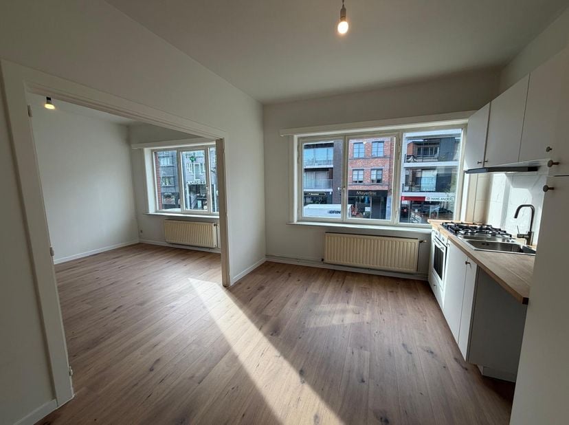 Het appartement is gelegen op de 1e verdieping van het gebouw op een super locatie in het centrum van Brasschaat.<br />
<br />
Je komt binnen in de in