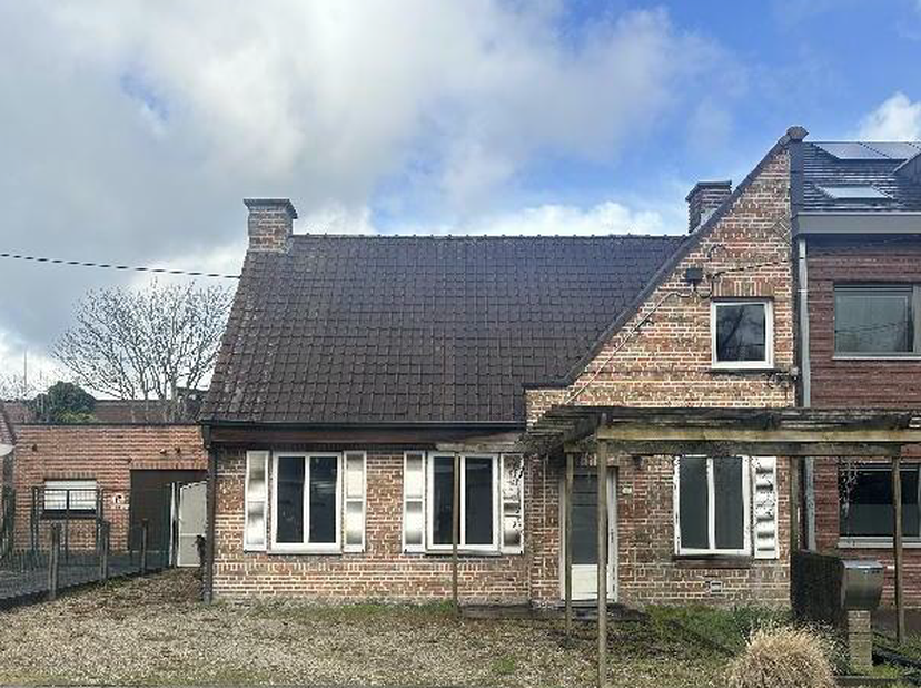 WONING OP UITSTEKENDE LOCATIE<br />
<br />
Deze halfopen bebouwing op uitstekende locatie in centrum Roeselare is een buitenkans voor een kandidaat-ko