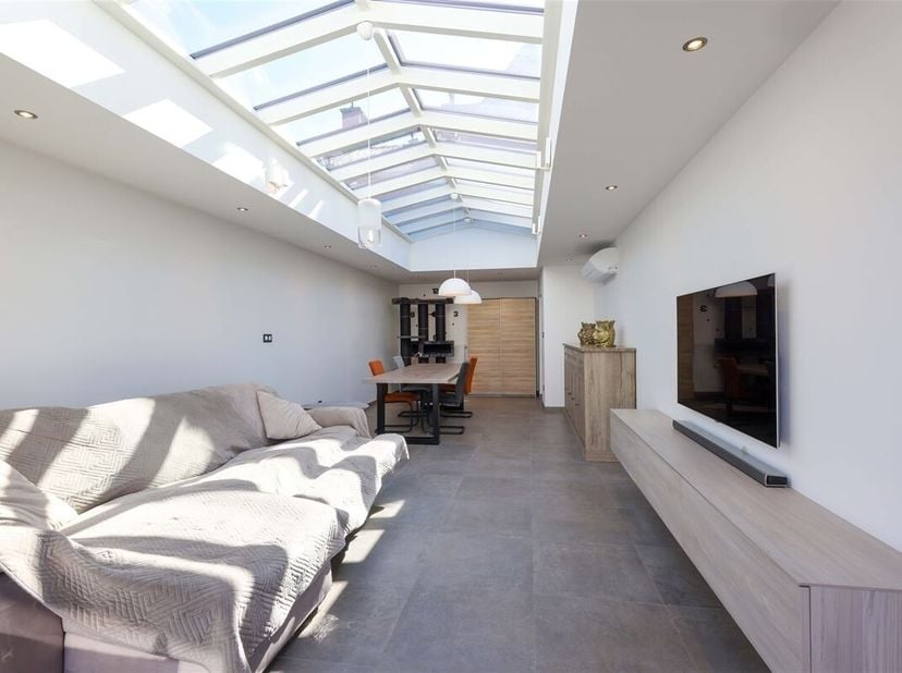 Stijlvol gerenoveerde gezinswoning met 4 slaapkamers op een zonnig perceel van 5a08ca<br />
Omgeving:<br />
+ Centrale ligging met vlotte bereikbaarhe