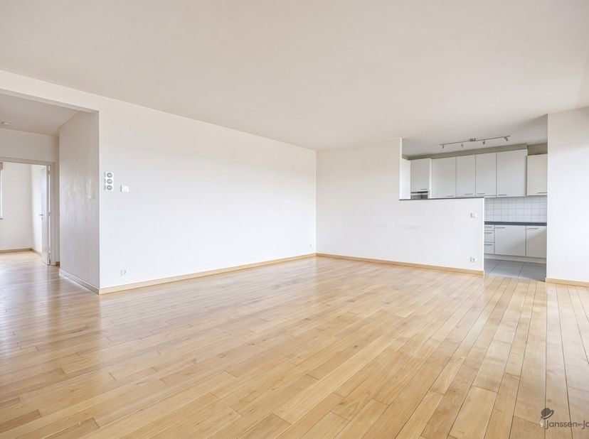 Appartement spacieux et économe en énergie, comprenant 3 chambres et une terrasse, à vendre à Berchem<br />
<br />
Le prix indiqué est un prix de réfé