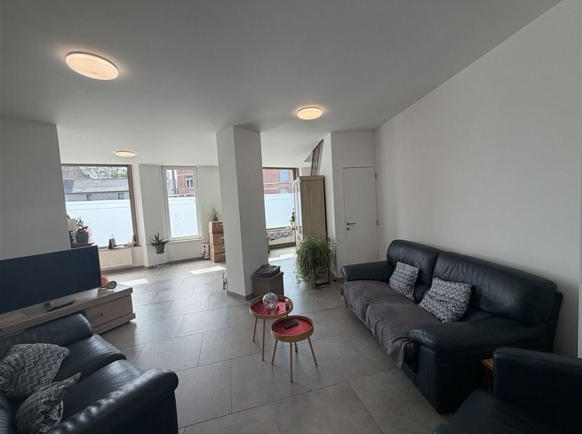 Prachtige duplex met 2 slaapkamers, gelegen in het hart van Stambruges. <br />
<br />
De woning bestaat op de begane grond uit: een hal, een toilet,